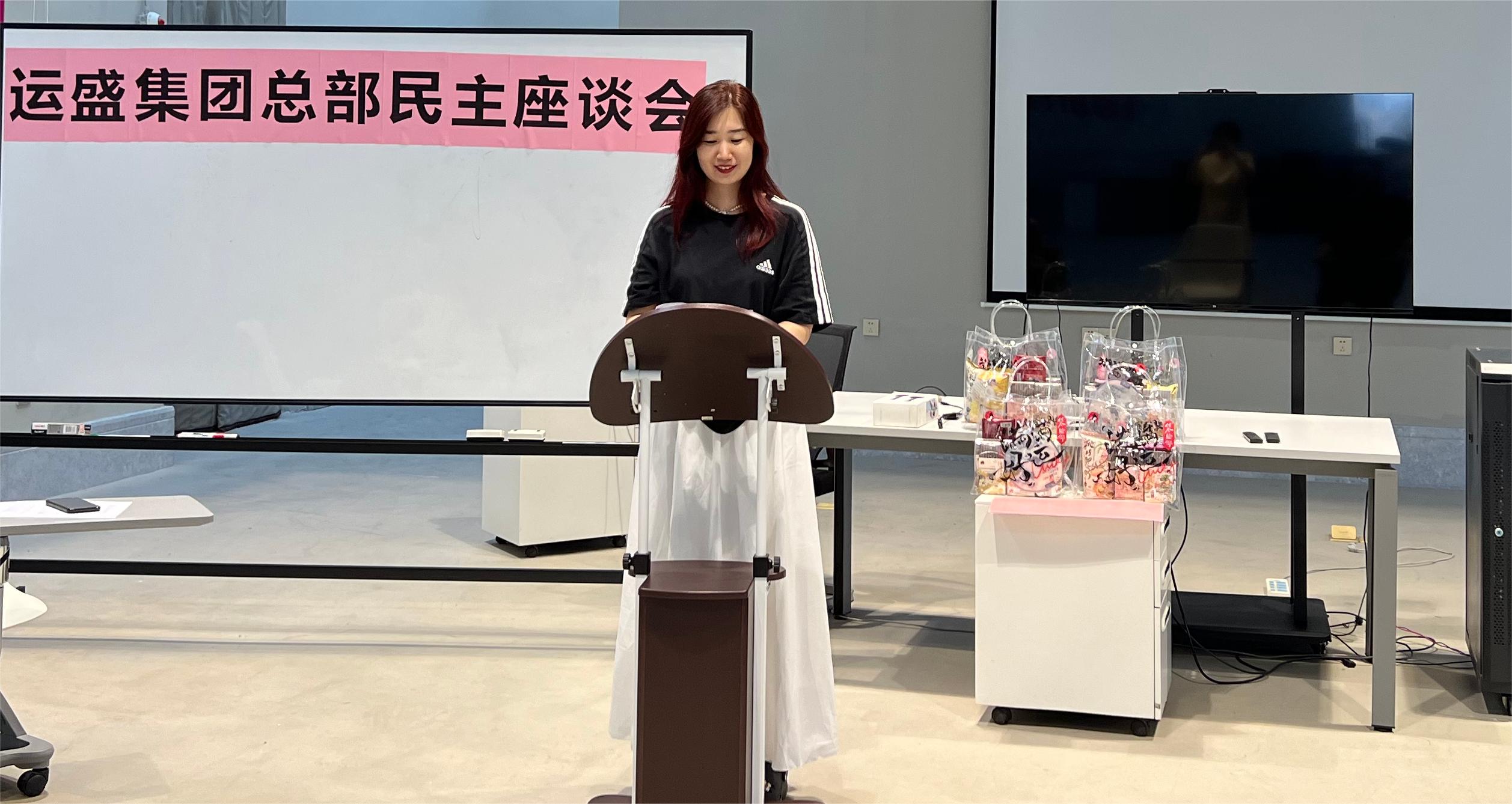 主持人讲话.jpg